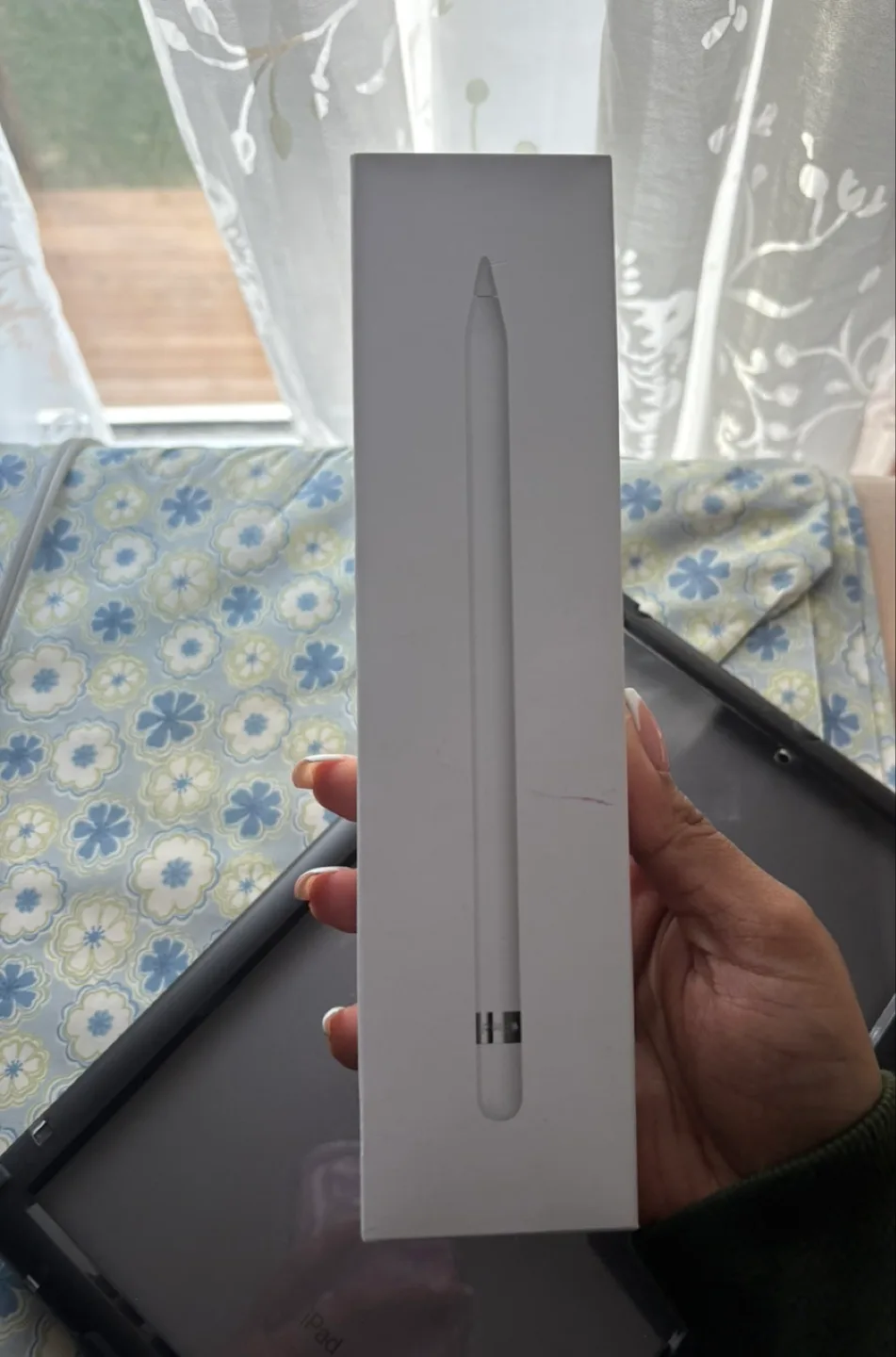 iPad with Apple Pencil & Otterbox Case image indicator(4)