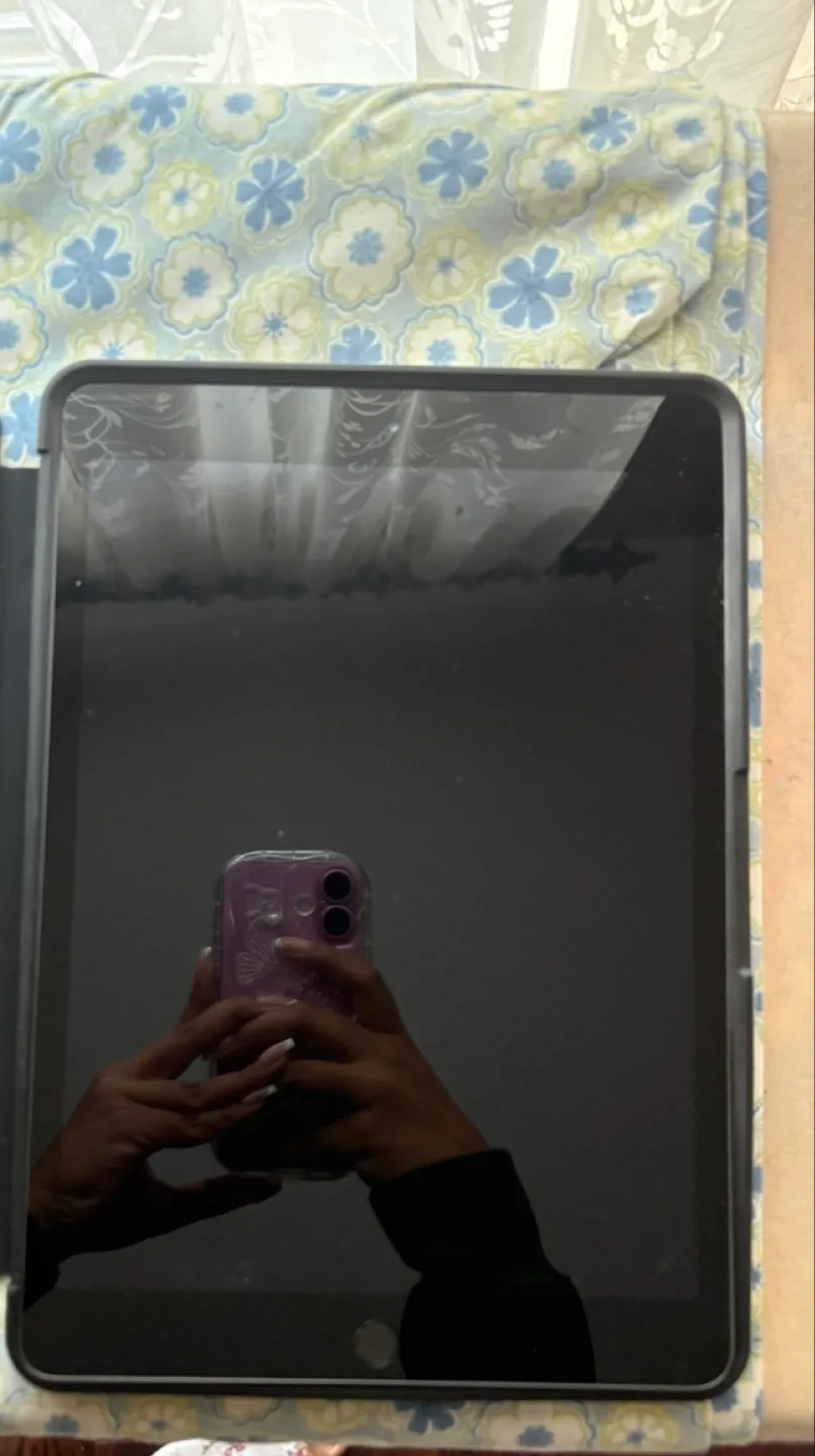 iPad with Apple Pencil & Otterbox Case image indicator(6)