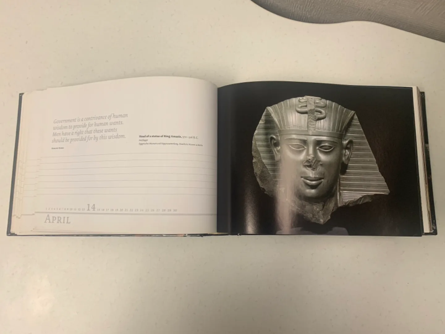 Desk Calendar in the form of a book  - A Year in Art image indicator(5)