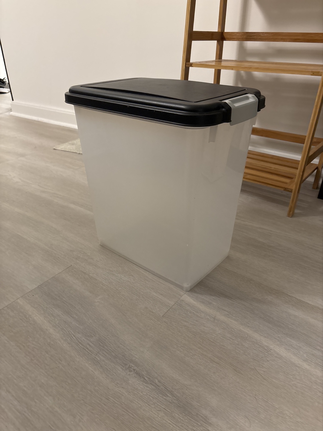 Pet food container