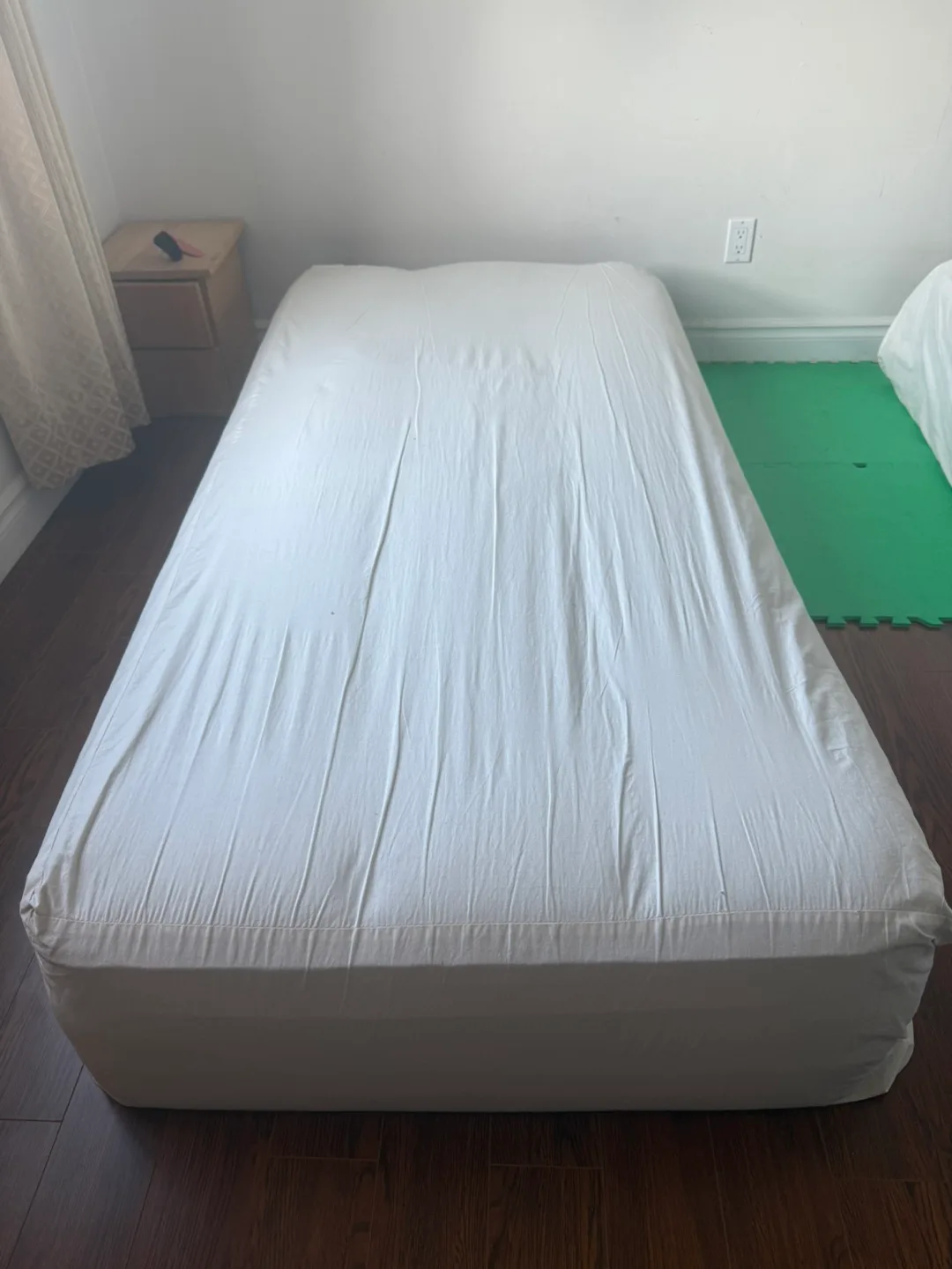 Twin and queen Mattress with protector thumbnail