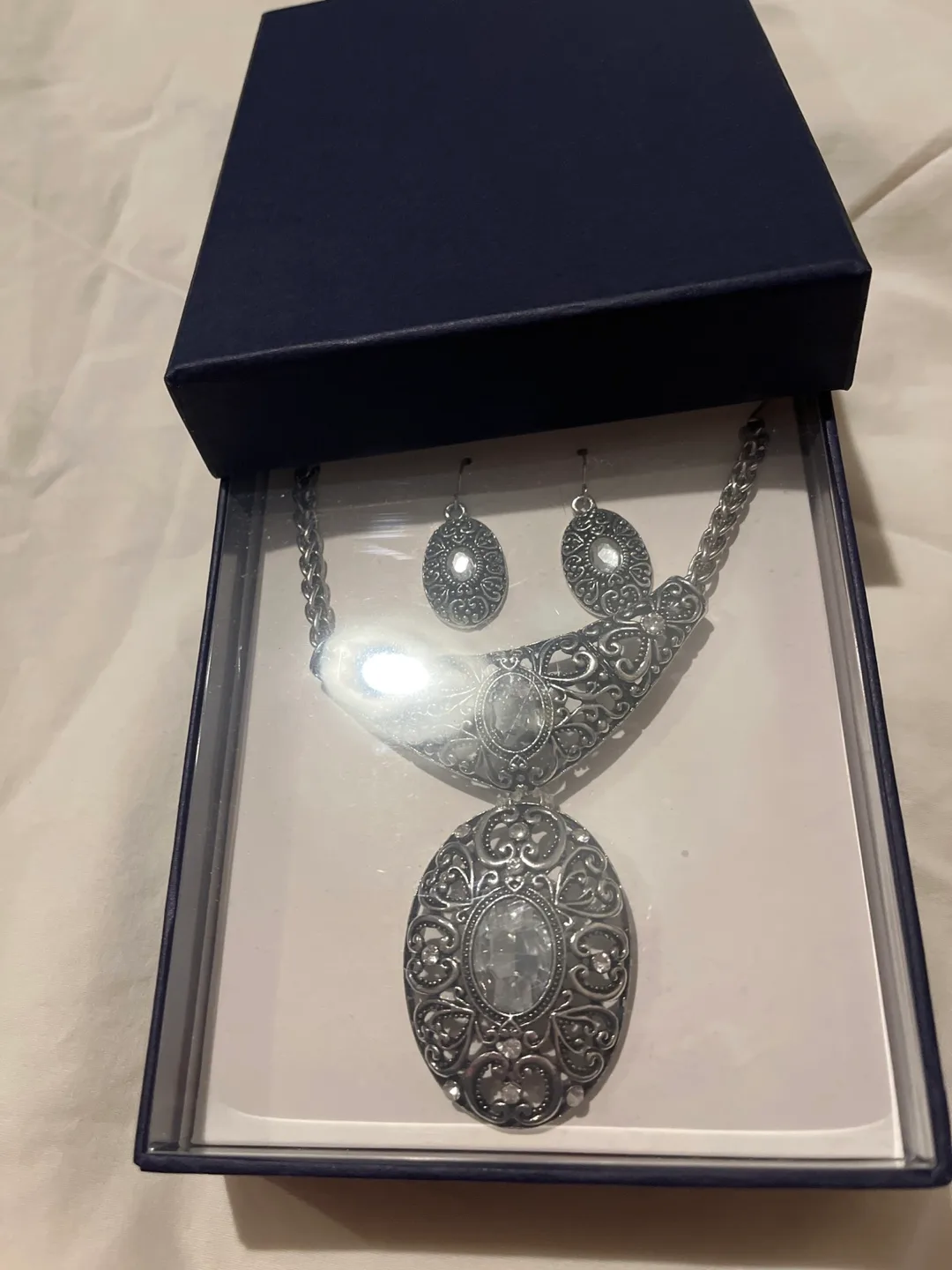 Silver Filigree Necklace and Earrings Set image indicator(2)