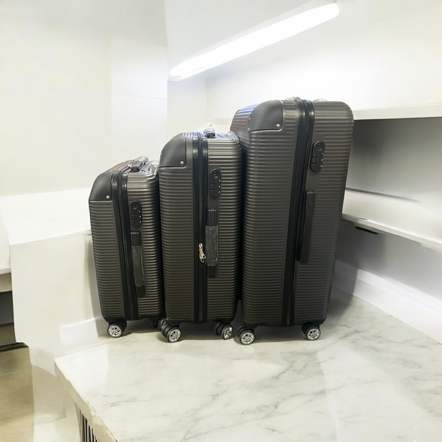 3-Piece Luggage Set - 28", 24", 20" - photo 2