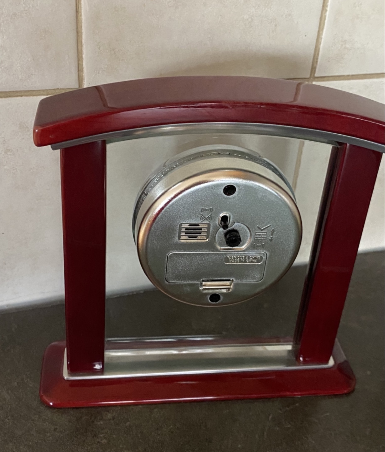 💚 Elegant Red Wooden and Glass Desk Clock - photo 2