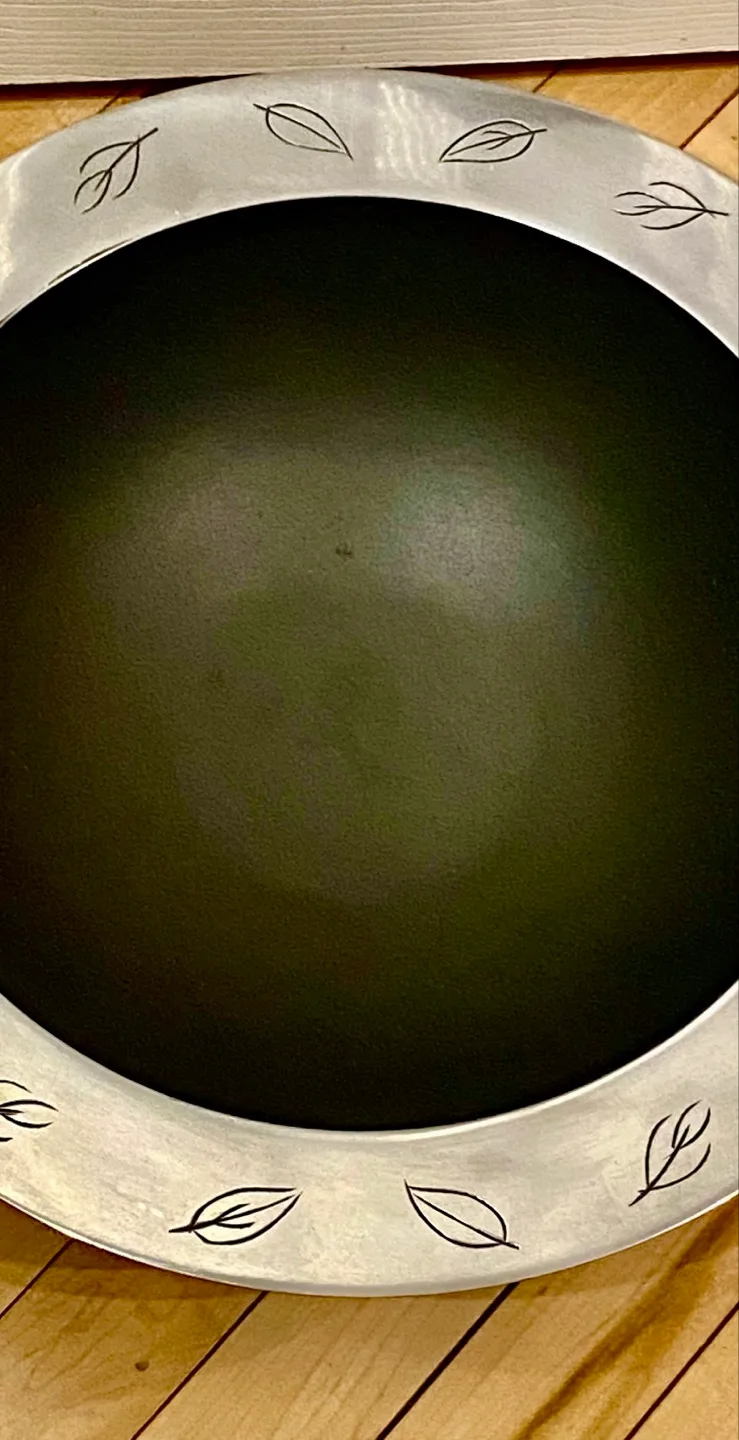 💚 Large Metal Bowl with Leaf Design image indicator(3)