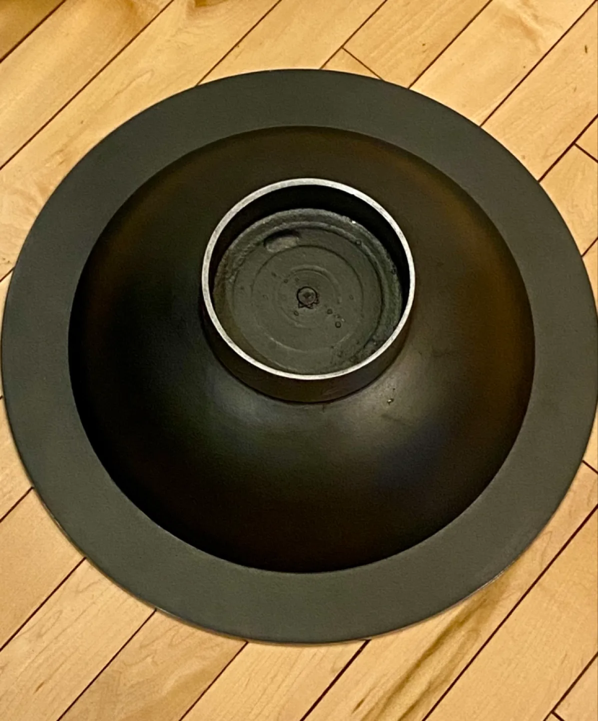 💚 Large Metal Bowl with Leaf Design image indicator(2)