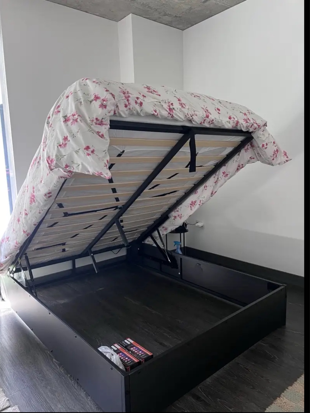 Full Sized mattress & Hydraulic Lift Storage Bed Frame - photo 4
