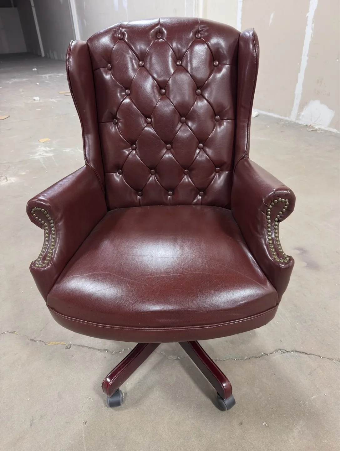 Vintage Tufted Leather Office Chair – Classic Elegance thumbnail