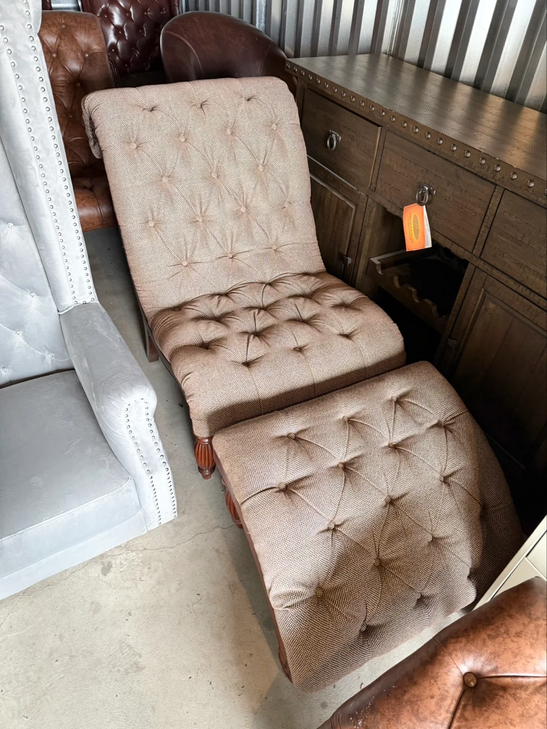 New - Vintage Tufted Chaise Lounge Chair – Elegant & Comfortable thumbnail