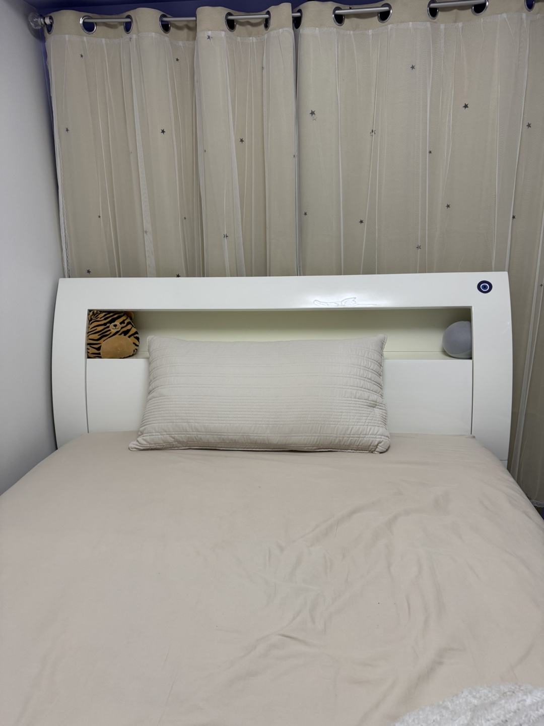 Double .Size White Modern Bed Frame with Built-in Shelves - photo 2