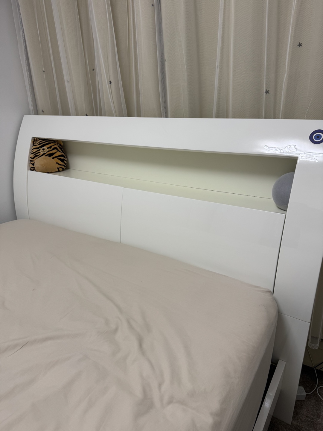 Double .Size White Modern Bed Frame with Built-in Shelves - photo 3