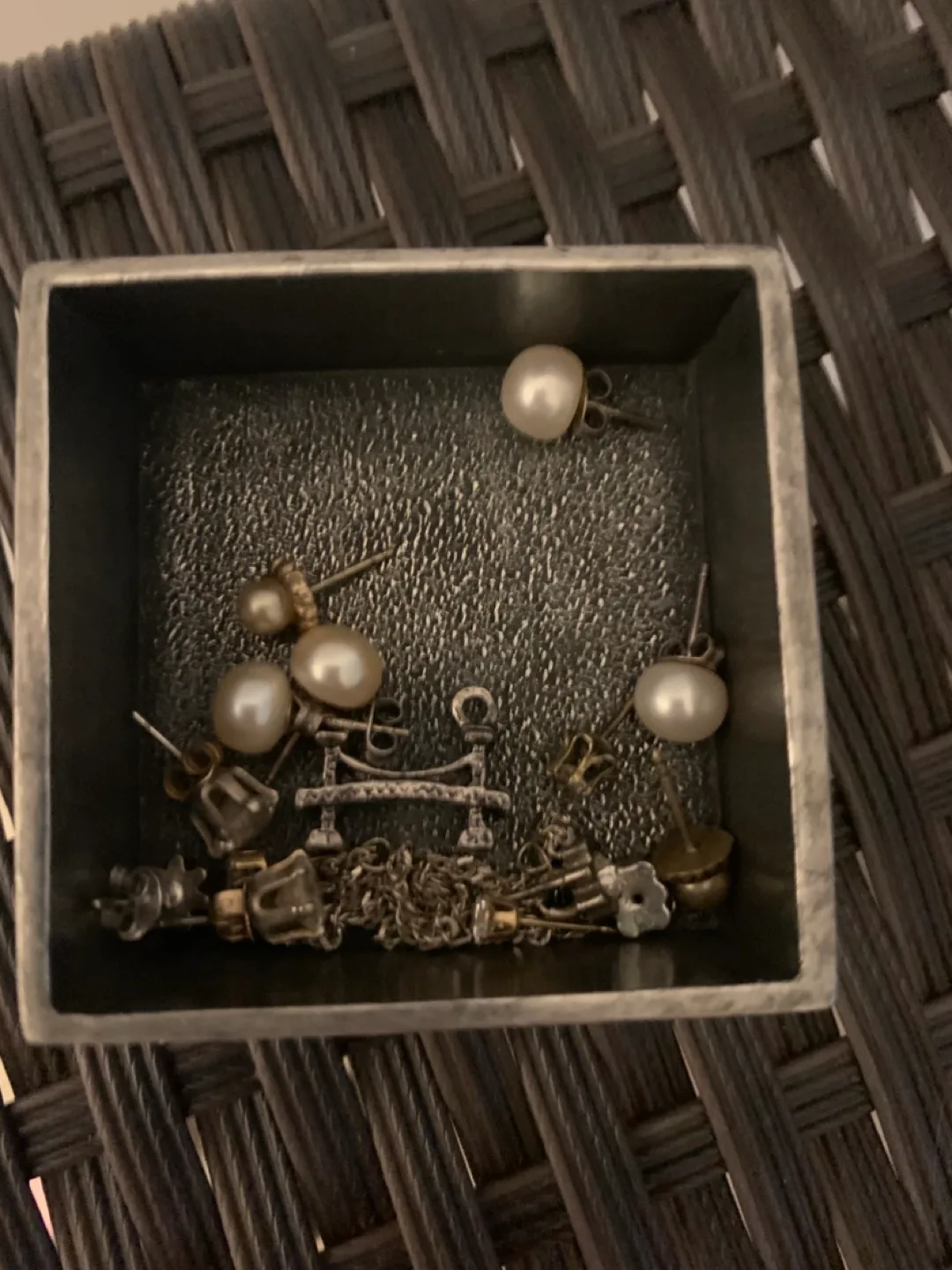 Vintage metal trinket box with flower image indicator(2)