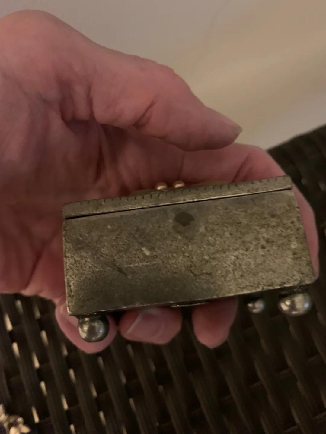 Vintage metal trinket box with flower image indicator(4)