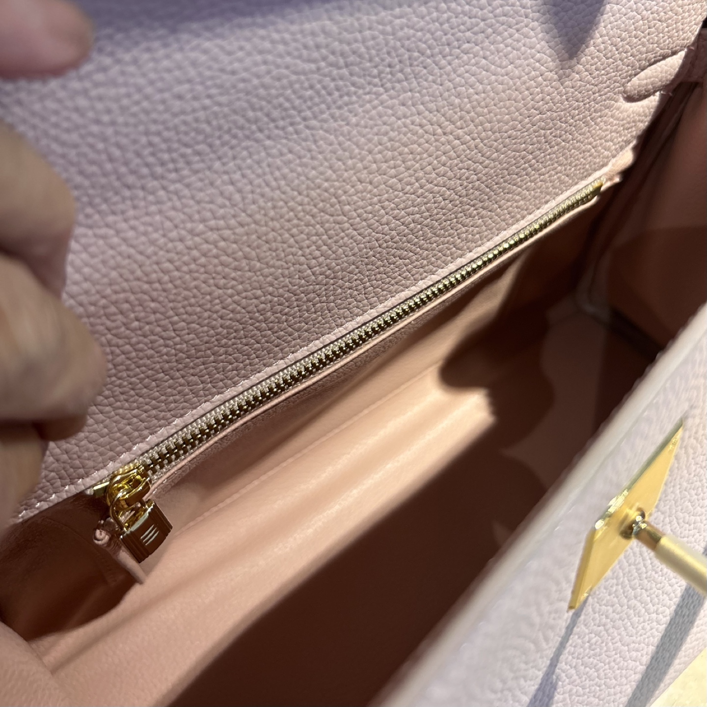 Gorgeous authentic Togo leather handbag - photo 3