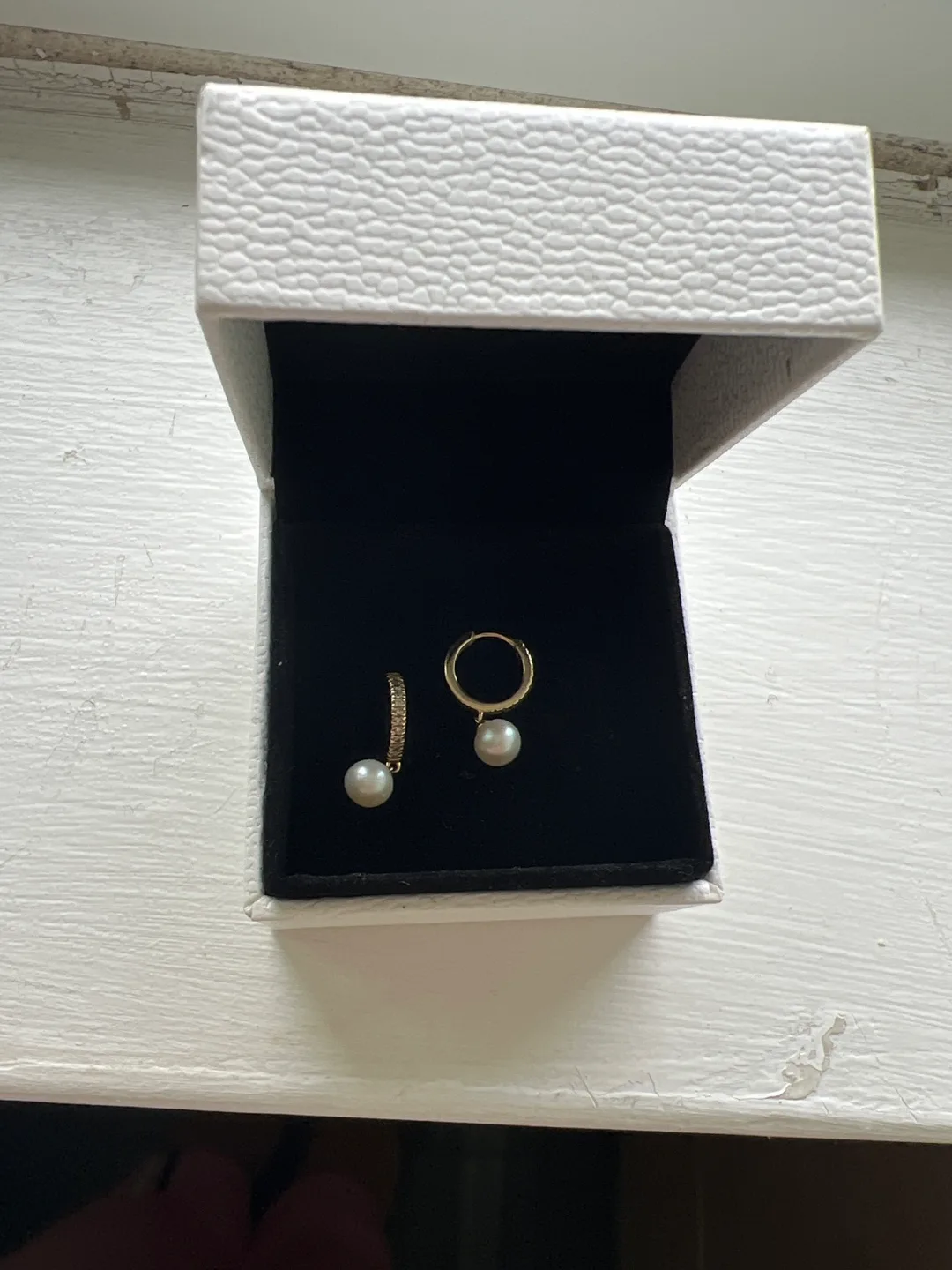 Mejuri Pearl and Gold Earrings image indicator(2)