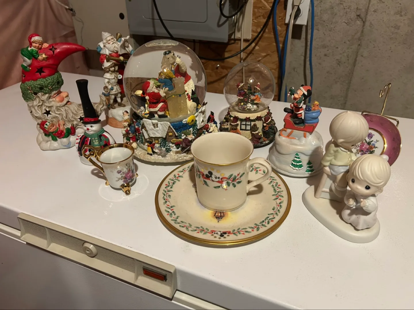 Snow globes, precious moments Lot image indicator(2)