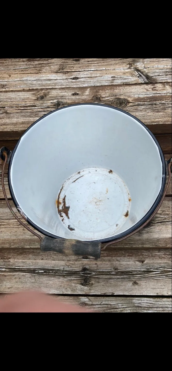 Vintage Enamelware Pail with Black Wooden Handle image indicator(2)