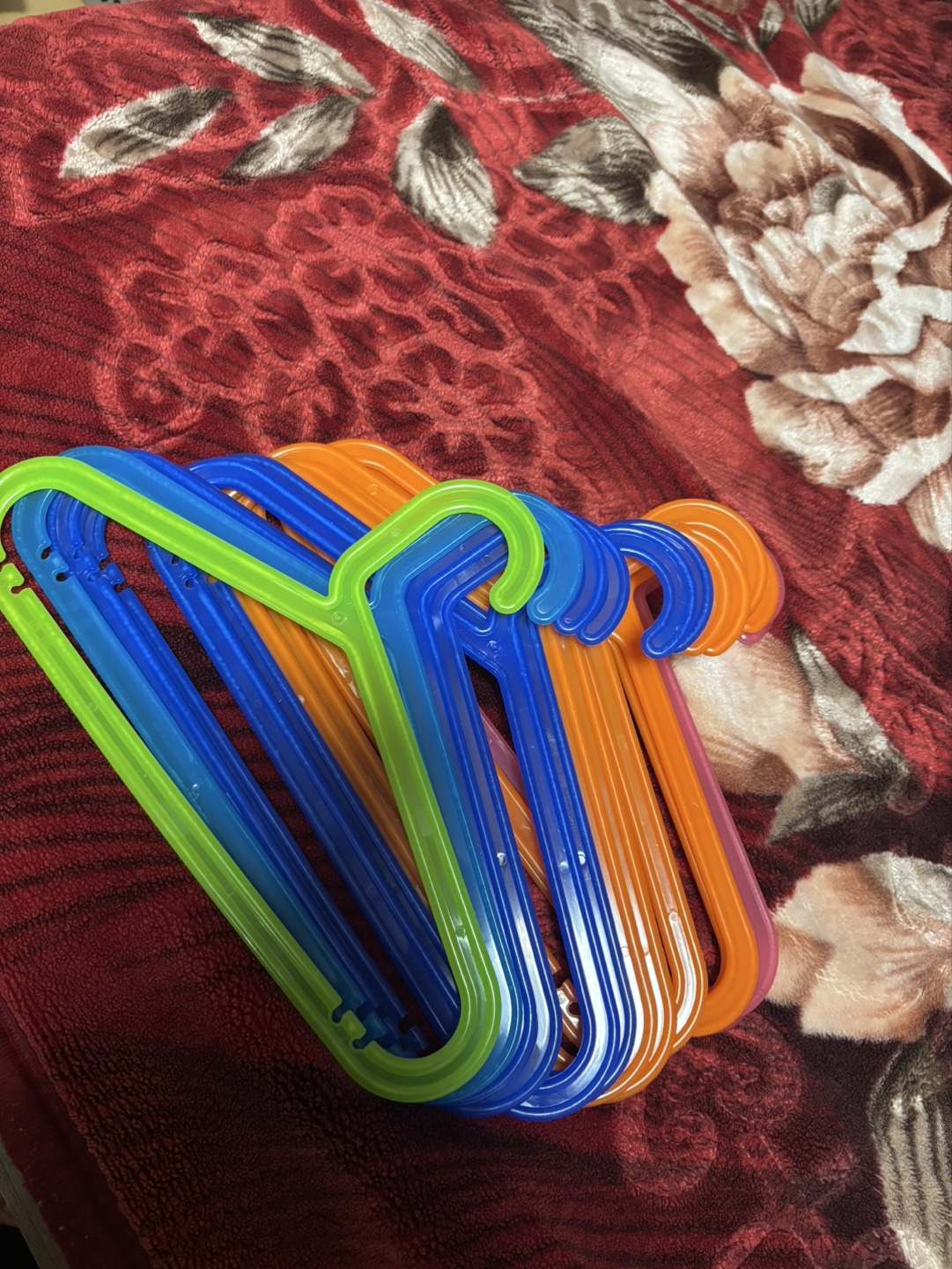 Multicoloured 12 Plastic Hangers -