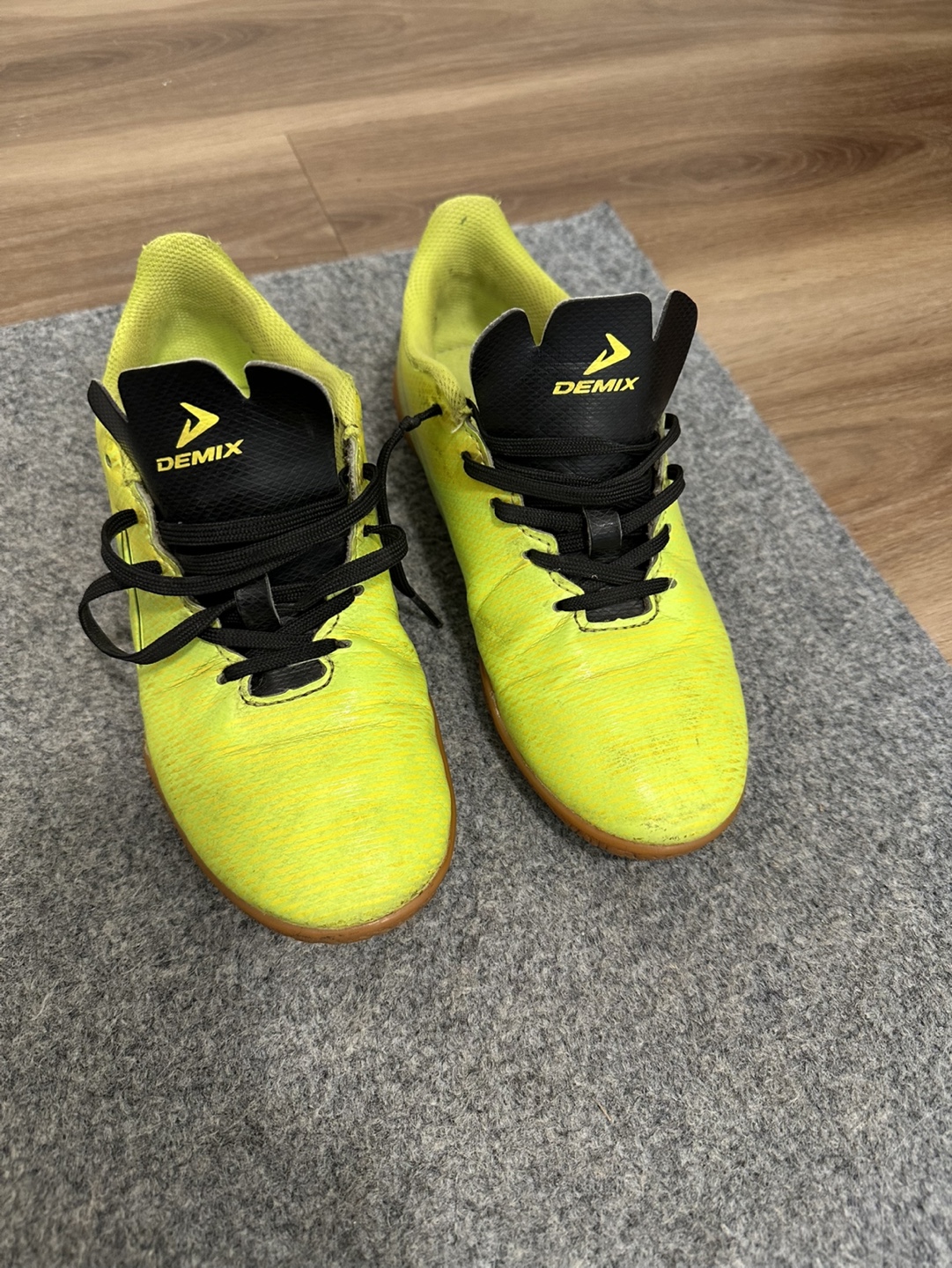 Soccer Shoes - Size 22 cm