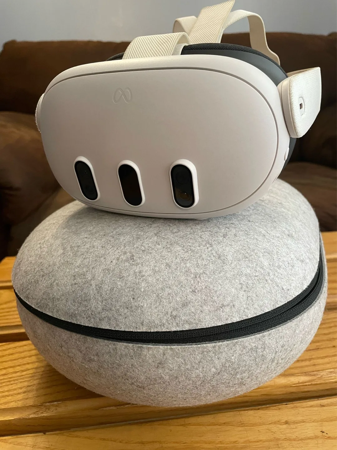 Meta Quest 3 VR Headset with Controllers and Carrying Case image indicator(3)