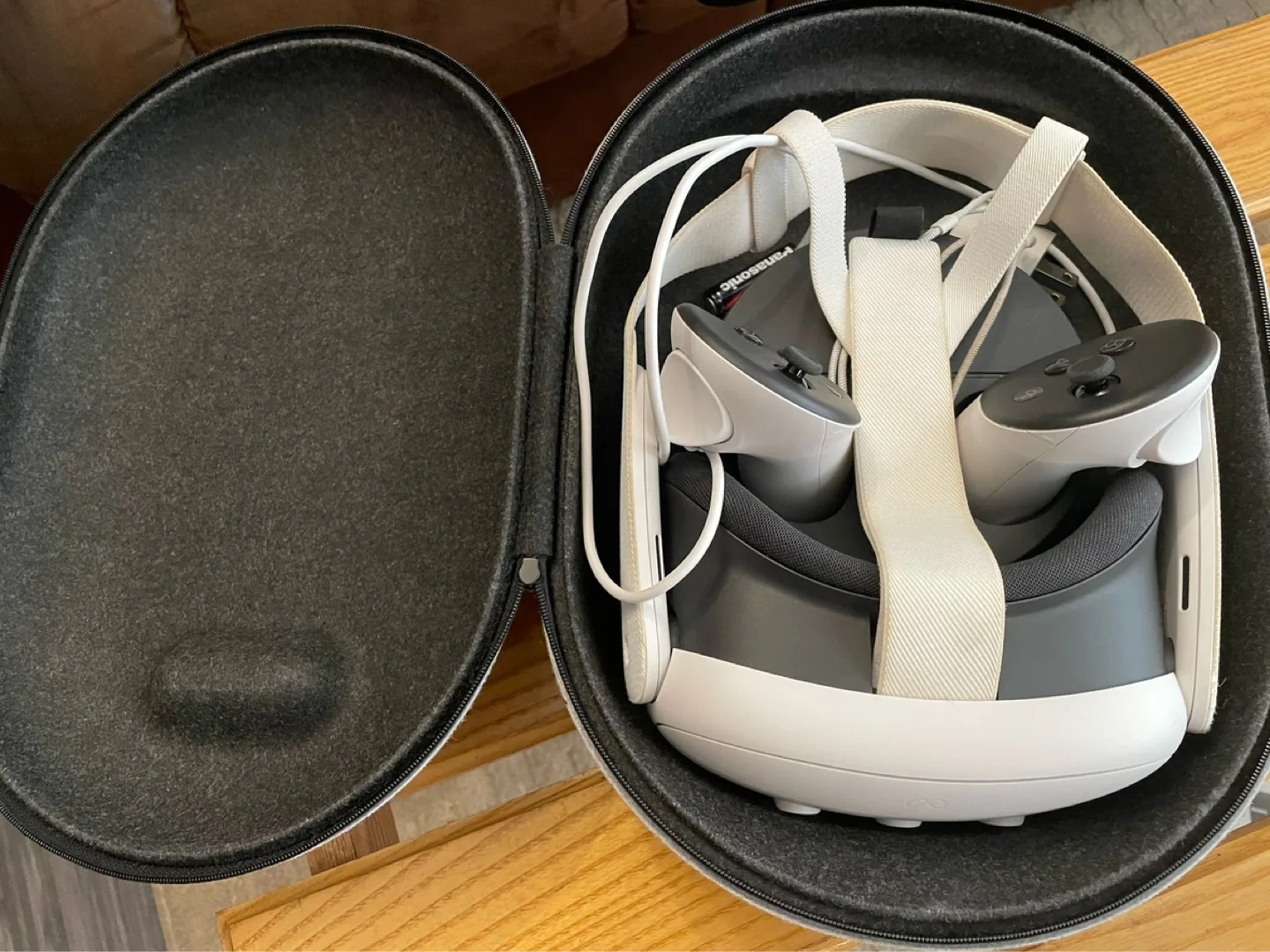 Meta Quest 3 VR Headset with Controllers and Carrying Case image indicator(2)