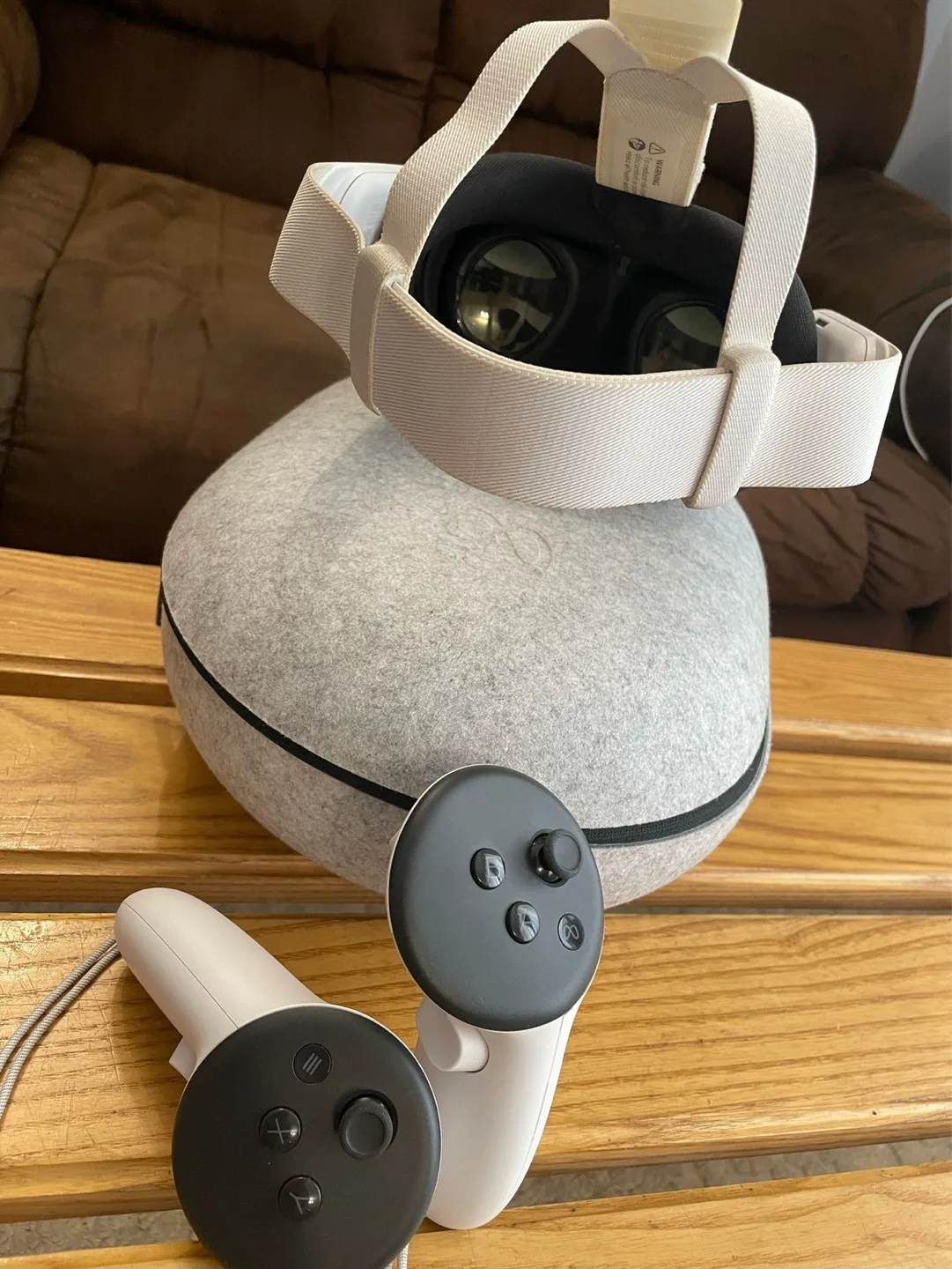 Meta Quest 3 VR Headset with Controllers and Carrying Case image indicator(4)