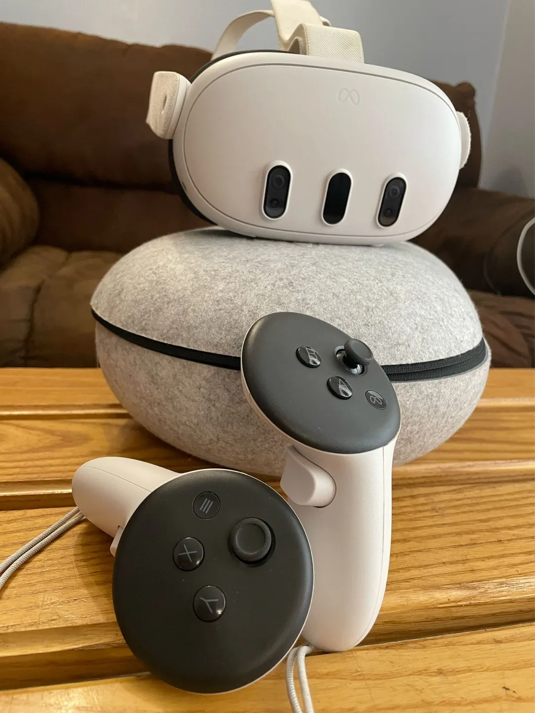 Meta Quest 3 VR Headset with Controllers and Carrying Case image indicator(5)