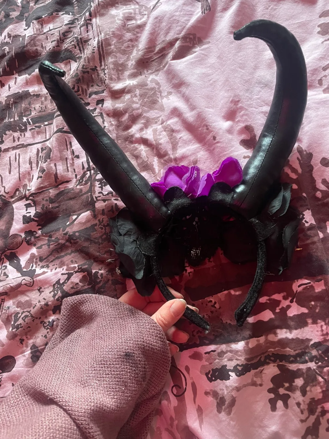 Devil Horns Headband with Flowers image indicator(2)