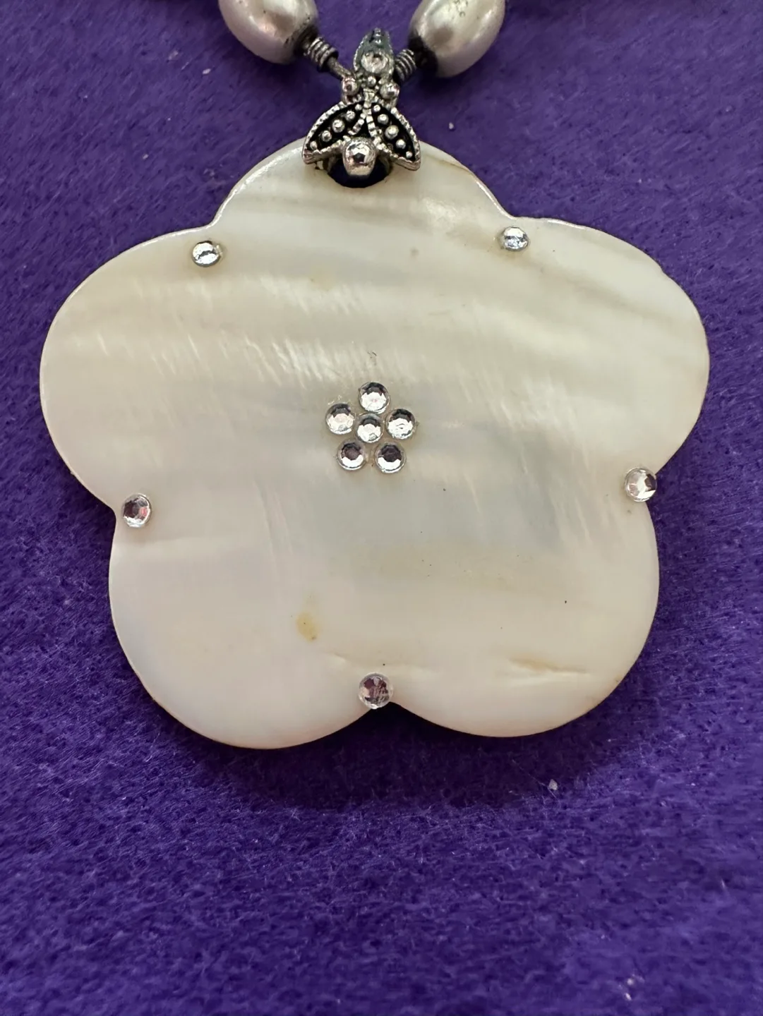 Vintage Avon Mother of Pearl Plumeria Flower Necklace image indicator(3)