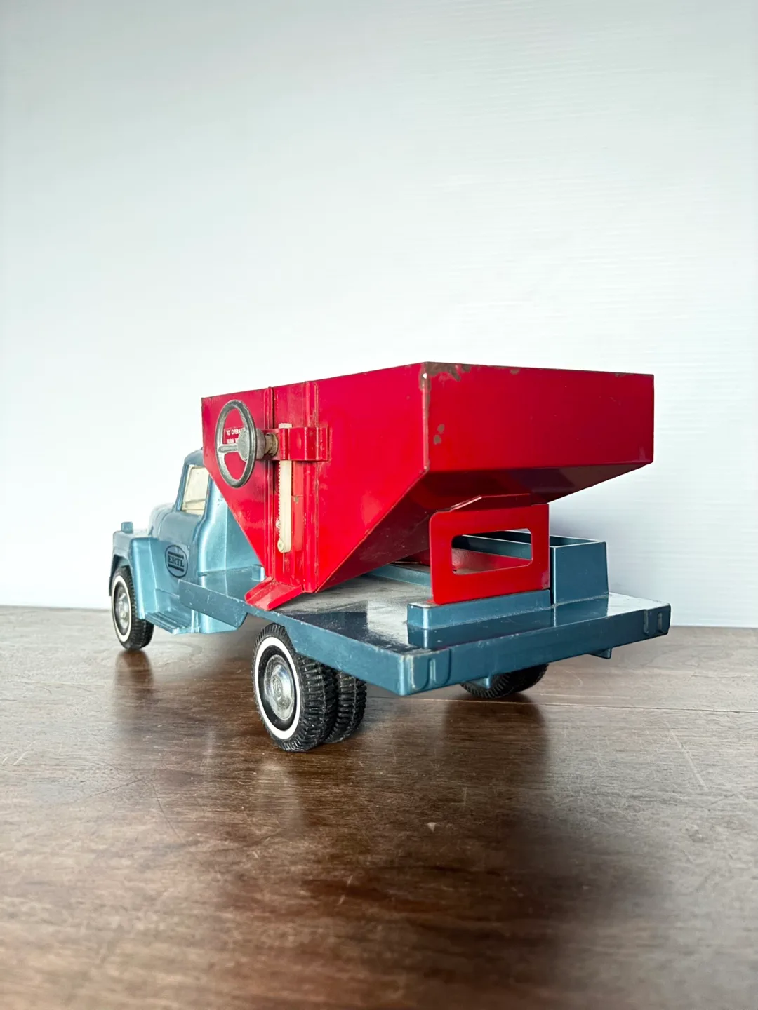 Vintage Ertl Gravity Fed Grain Truck image indicator(2)