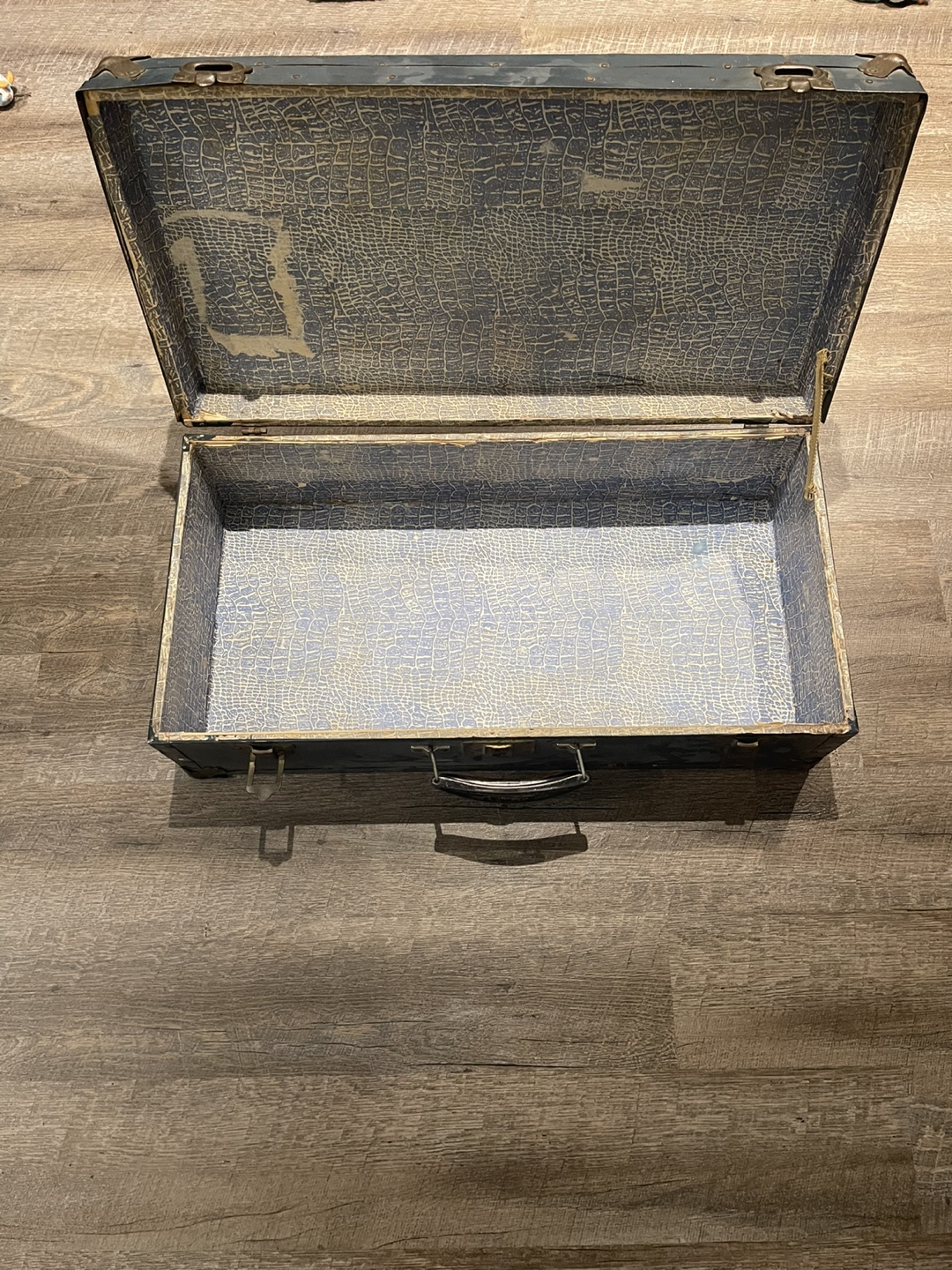 Vintage Metal Suitcase 💚 - photo 2