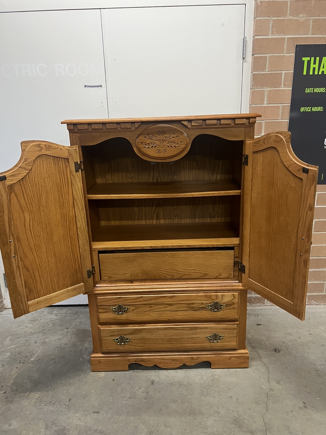 Bassett set of 3 pieces, Armoir Dresser and nightstand - photo 2