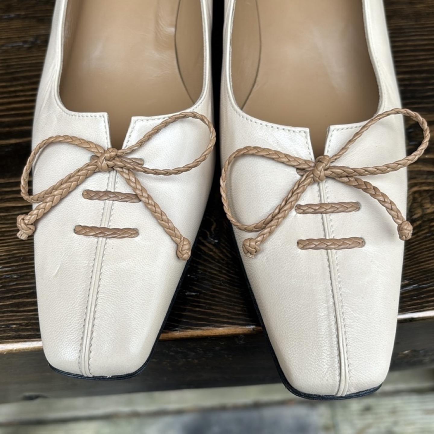 Stuart Weitzman Beige Leather Heels with Braided Bow Detail - photo 5