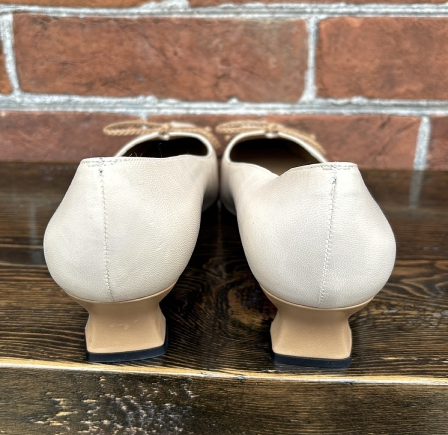 Stuart Weitzman Beige Leather Heels with Braided Bow Detail - photo 2