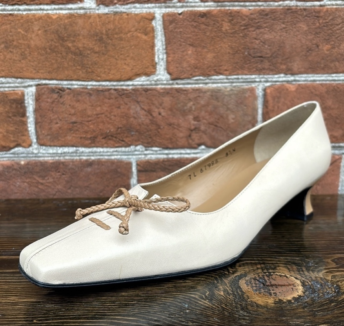 Stuart Weitzman Beige Leather Heels with Braided Bow Detail - photo 4