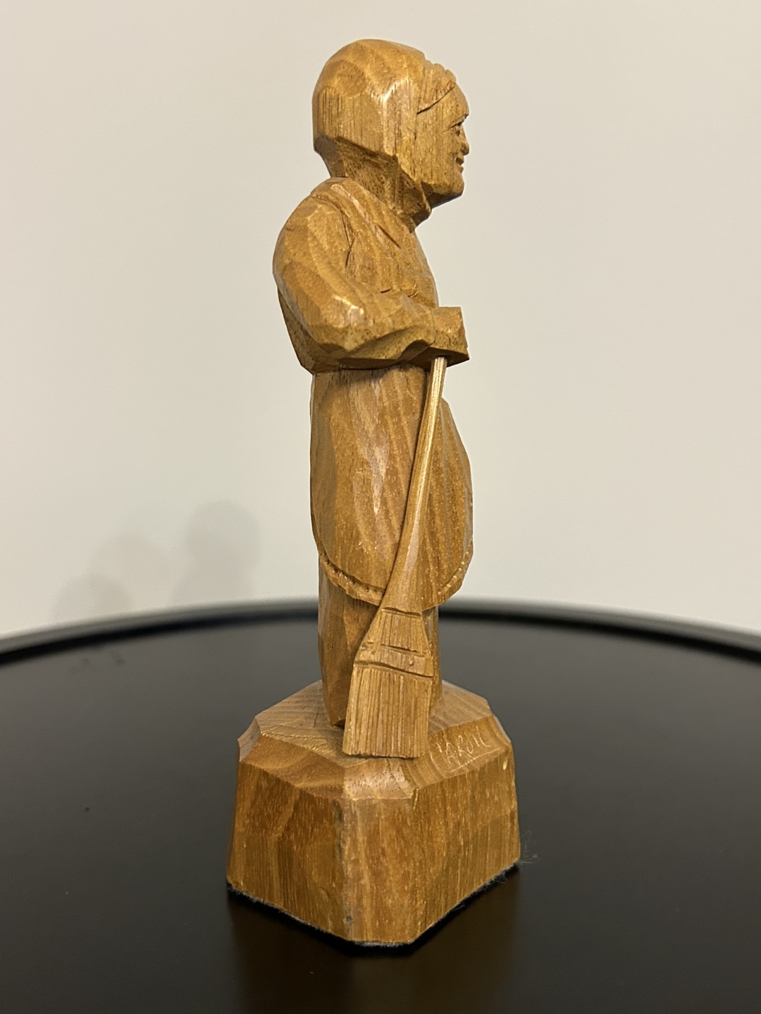 Vintage Wood Carved Lady With Broom Folk Art Figurine 6” - photo 3
