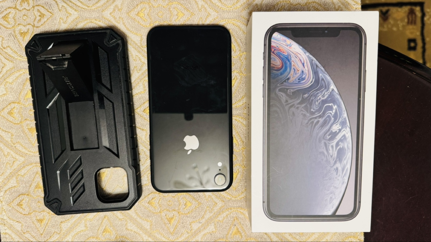 iPhone XR Space Black 64GB with Wired Earbuds and Case - photo 4