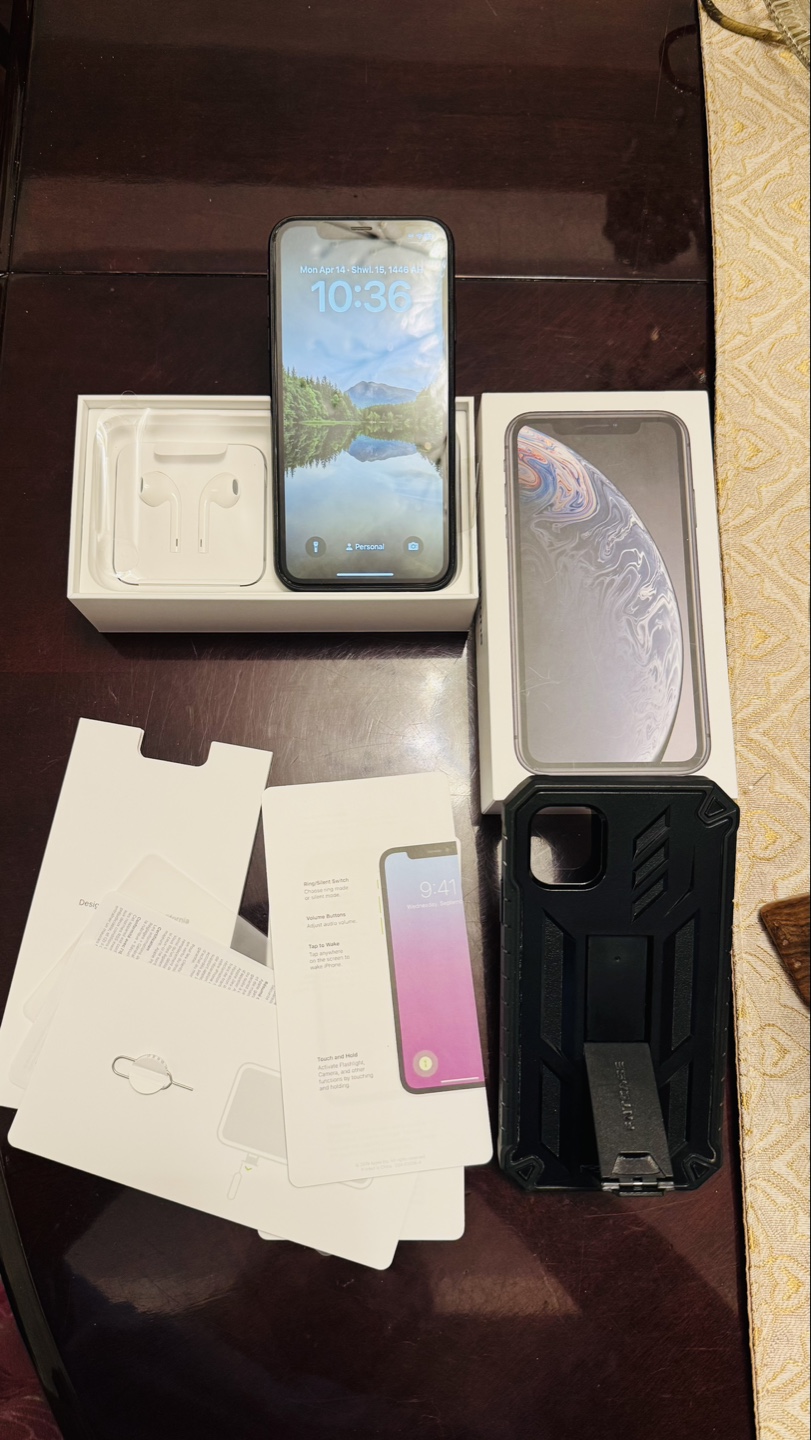 iPhone XR Space Black 64GB with Wired Earbuds and Case