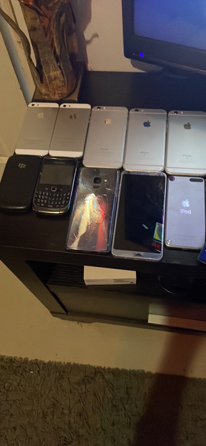 Bundle: iPhones, Blackberry, Samsung, iPod, PS3 & Games