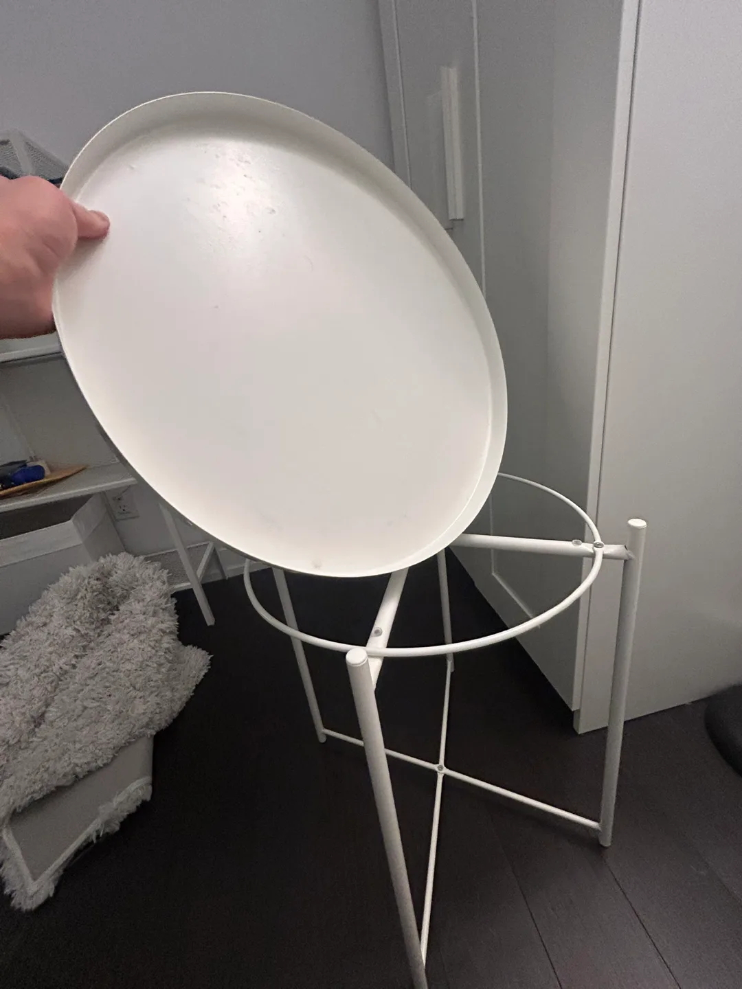 White Metal Side Table with Removable Tray image indicator(3)