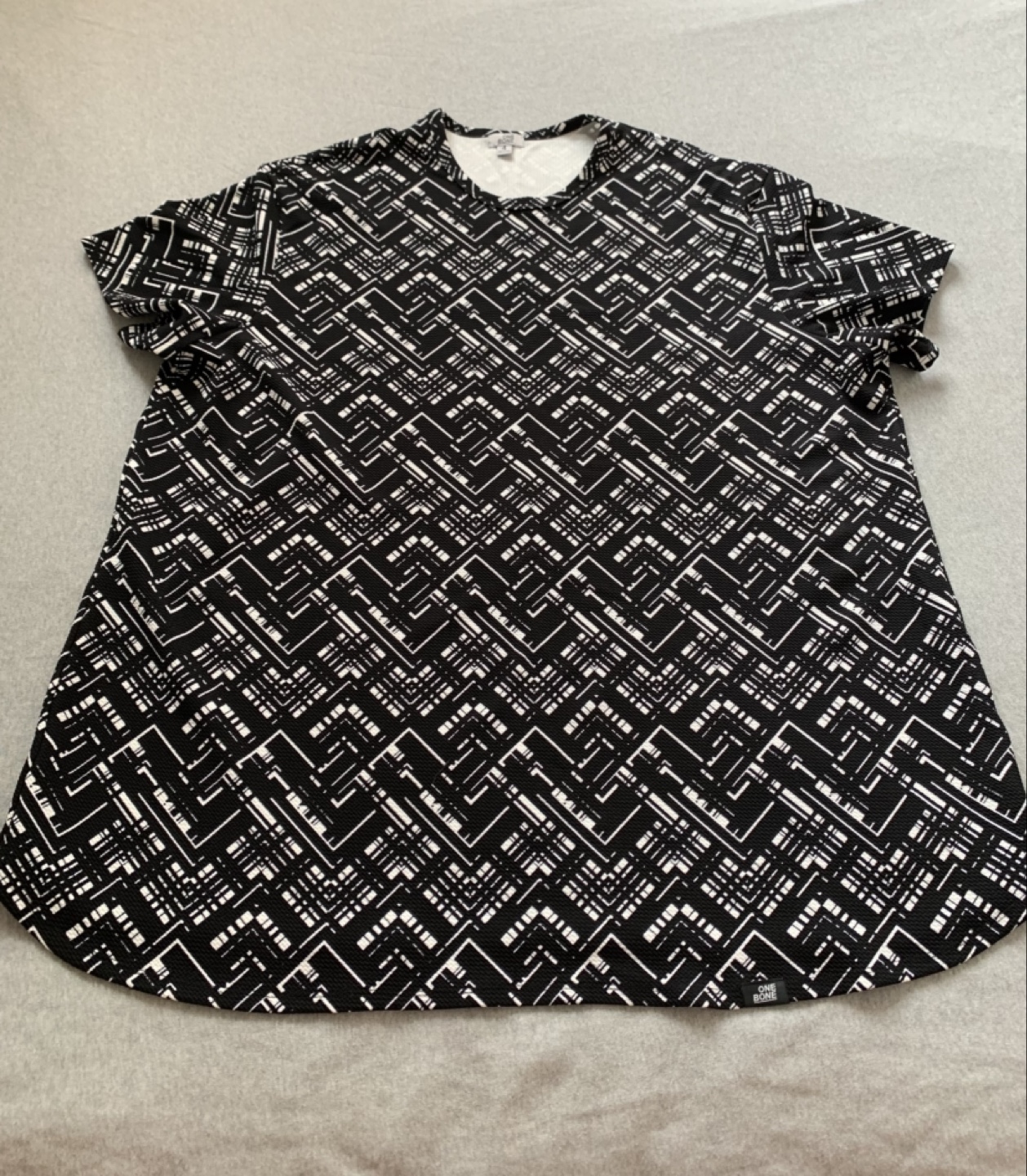 OneBone Men’s Black and White Geometric Print Size 4