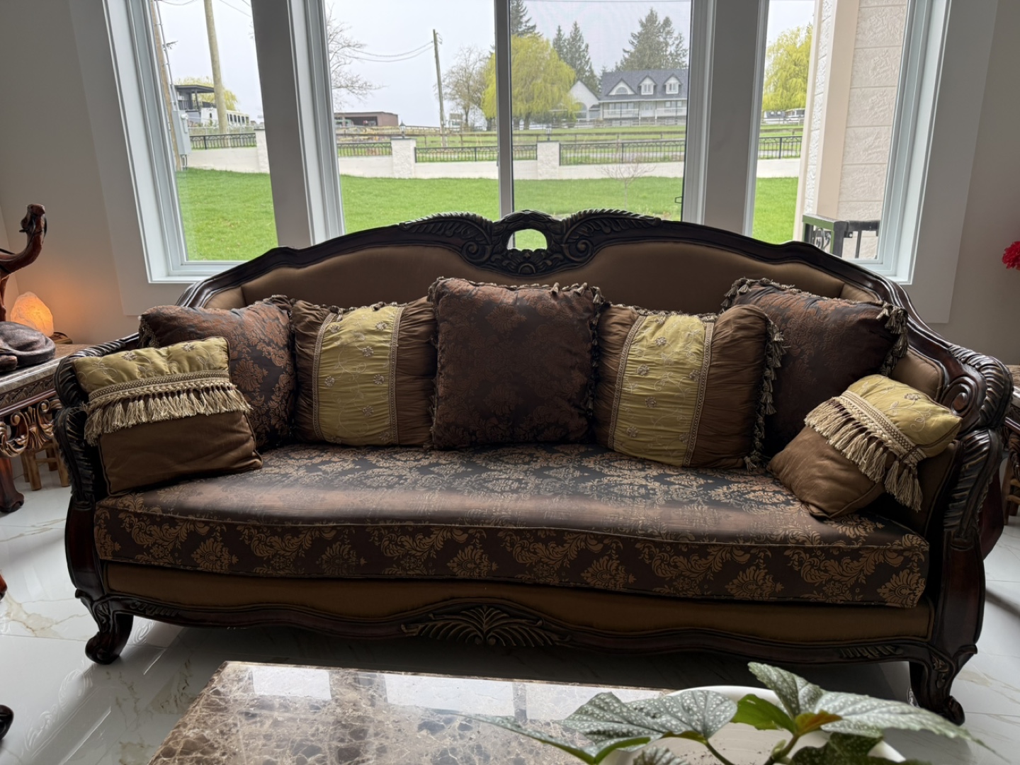 Elegant Brown & Gold Living Room Set: Loveseat & Accent Chair - photo 2