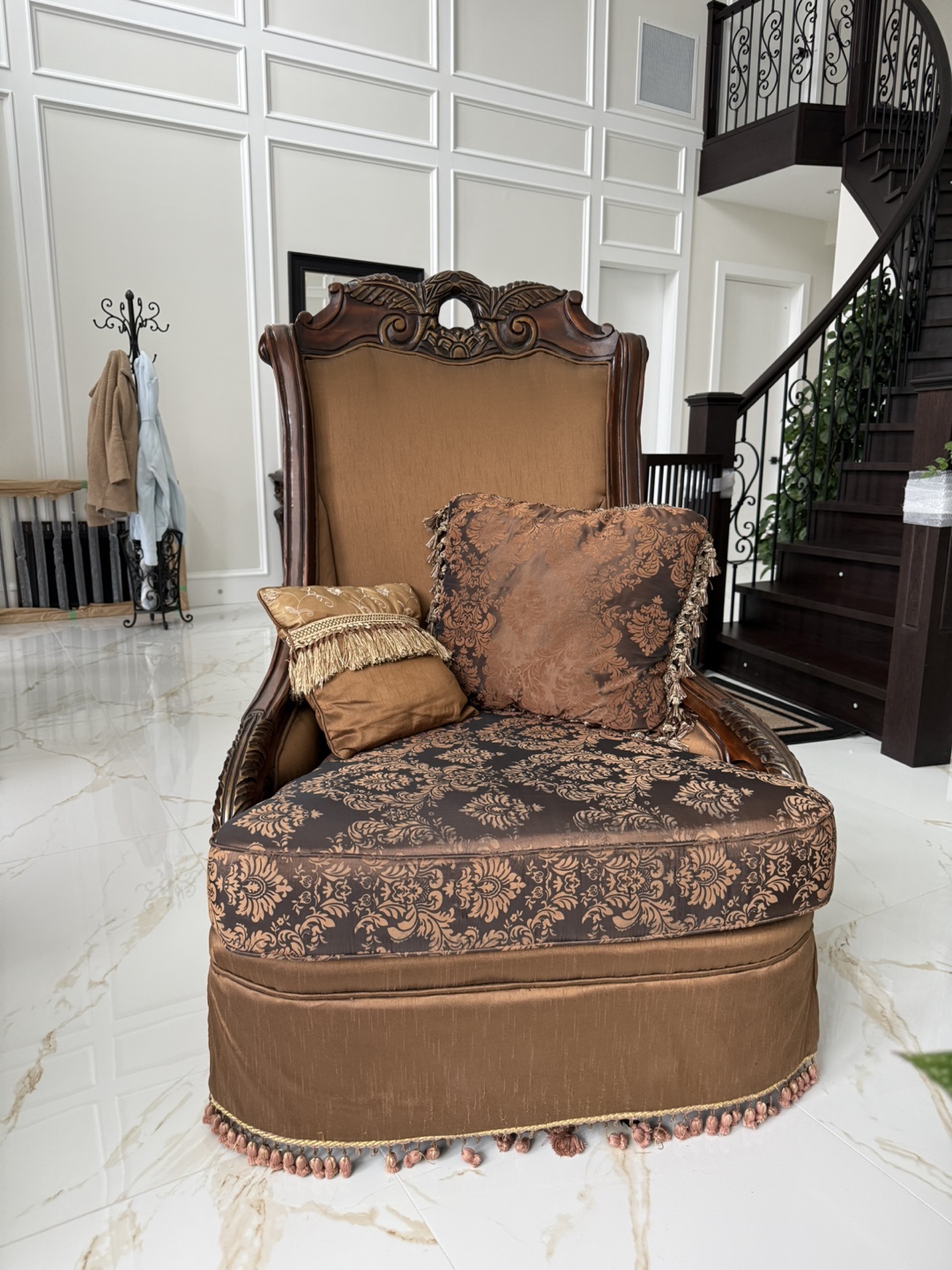 Elegant Brown & Gold Living Room Set: Loveseat & Accent Chair - photo 3