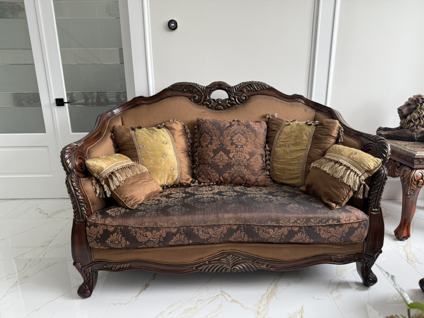 Elegant Brown & Gold Living Room Set: Loveseat & Accent Chair