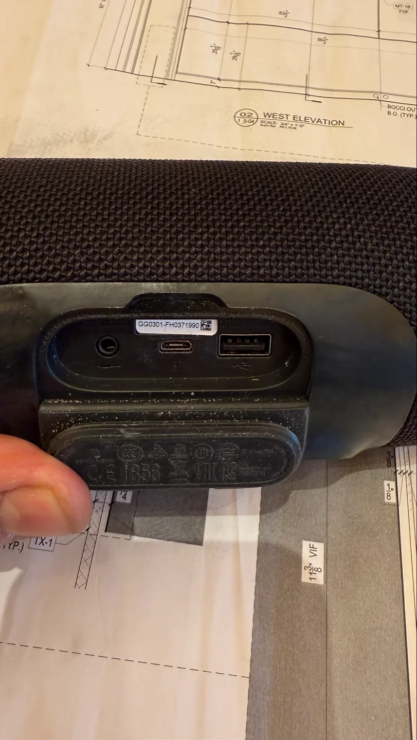 JBL Charge 3 Portable Bluetooth Speaker image indicator(3)