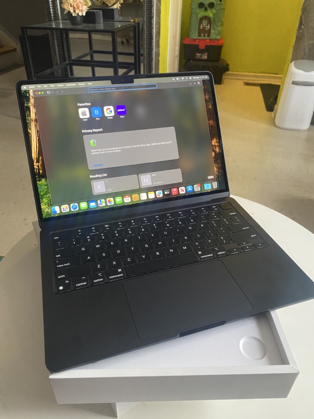 Apple MacBook Air 13.6” Midnight  265gb SSD) 16gb ram)