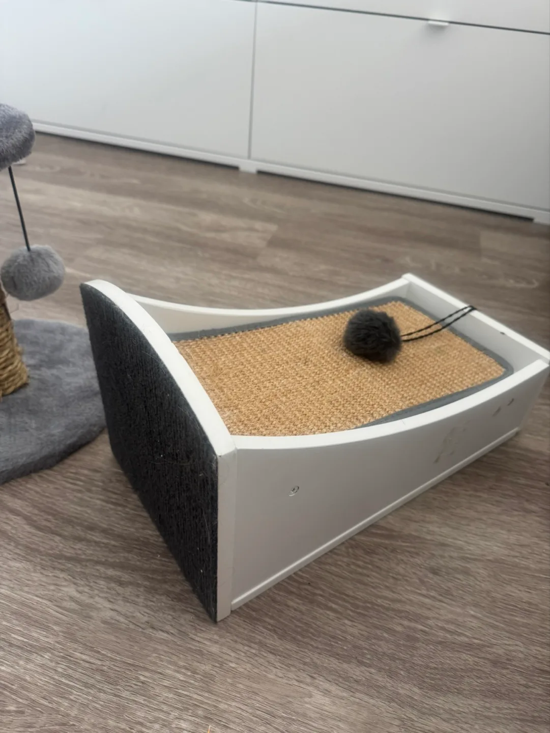 Cat scratching post and wall-mounted scratching pad image indicator(2)