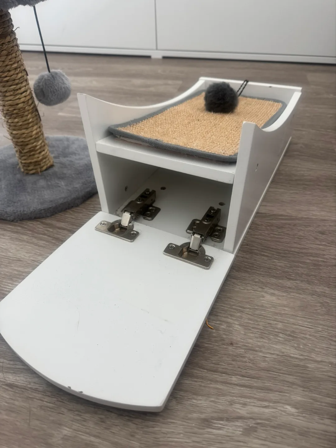 Cat scratching post and wall-mounted scratching pad image indicator(3)