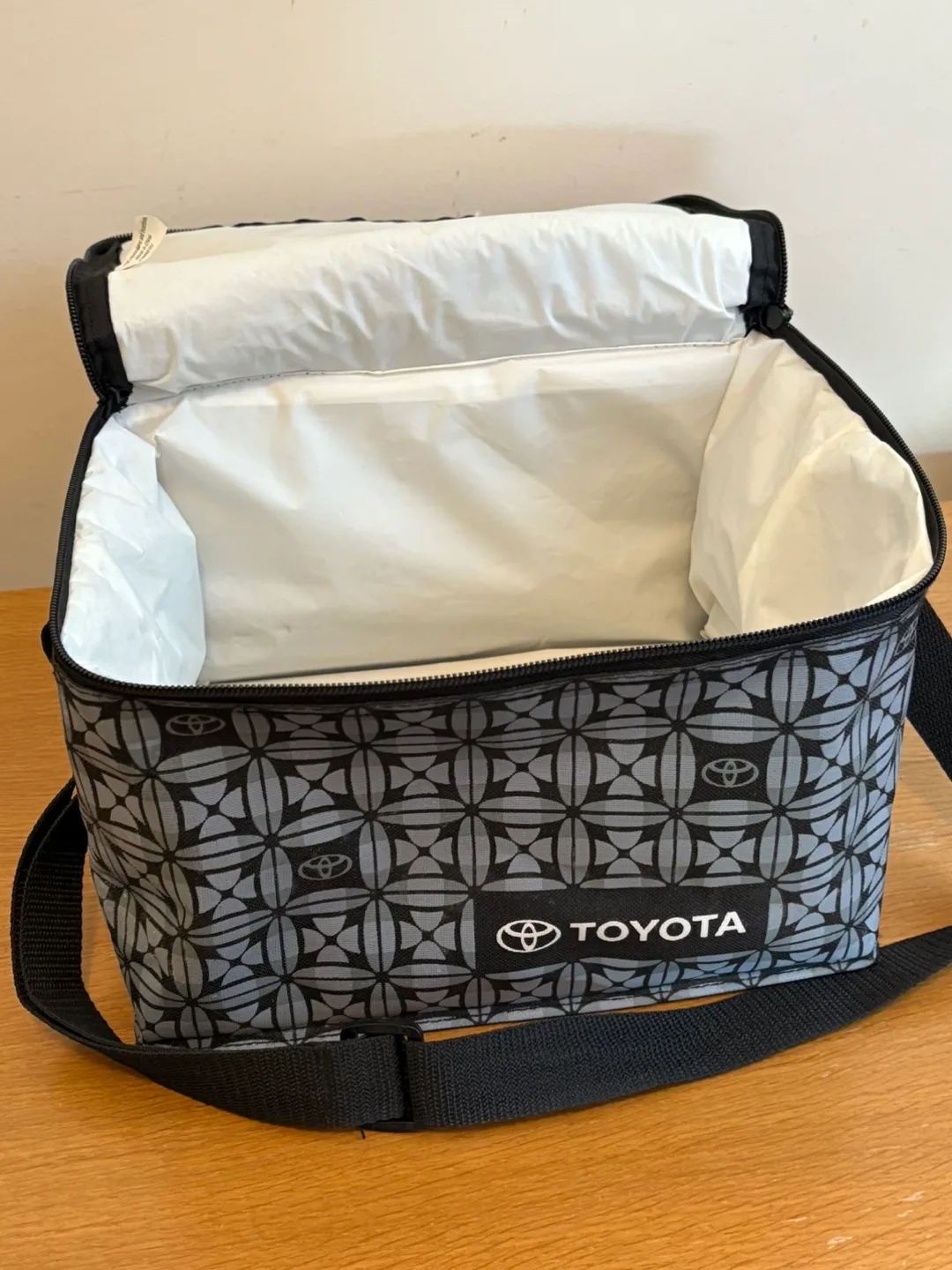 Insulated Toyota Cooler Bag image indicator(2)