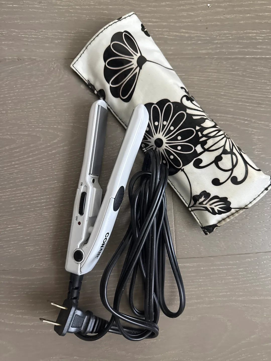 Revlon Large & Conair Mini Straightener with Travel Case image indicator(2)